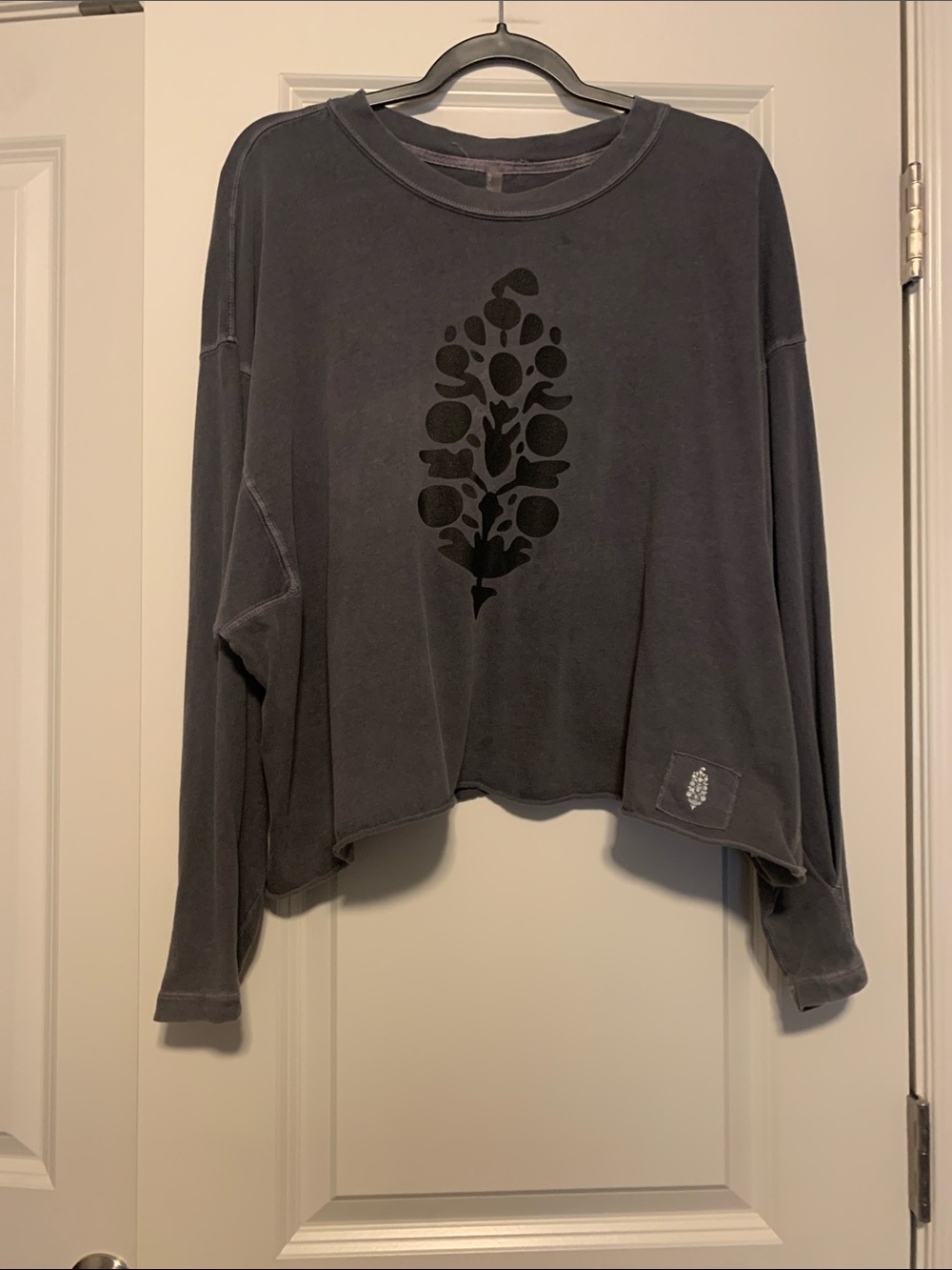 Free People Movement Long Sleeve Tee, Sz L
Gray w/ black Logo, Good Condition